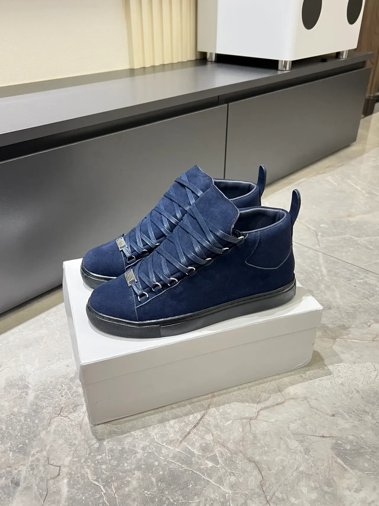 Tênis Navy Black de camurça com silhueta alta 5
