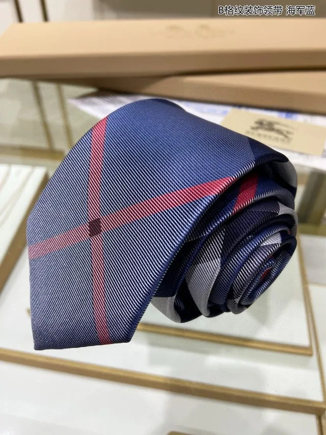 Cravate en soie avec motif à carreaux bleu marine rouge blanc faite à la main 4