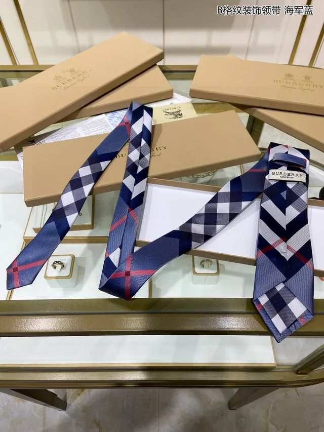 Cravate en soie avec motif à carreaux bleu marine rouge blanc faite à la main 7