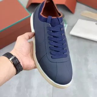 Zapatillas Navy Blue con upper de cuero suave imitado, cuello de punto acanalado