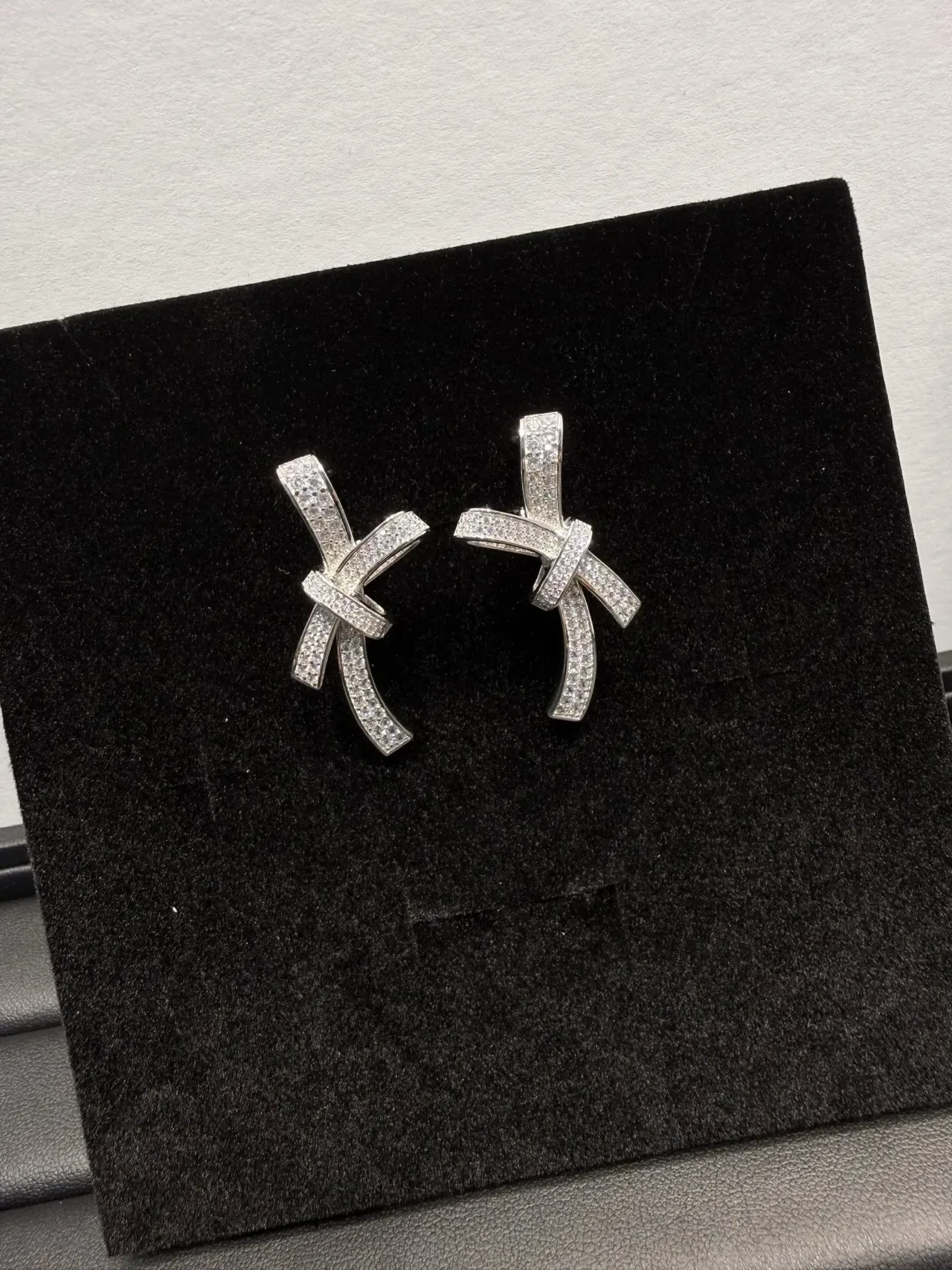 Boucles d'oreilles entrelacées en forme de nœud à sertissage pavé ton argent 4