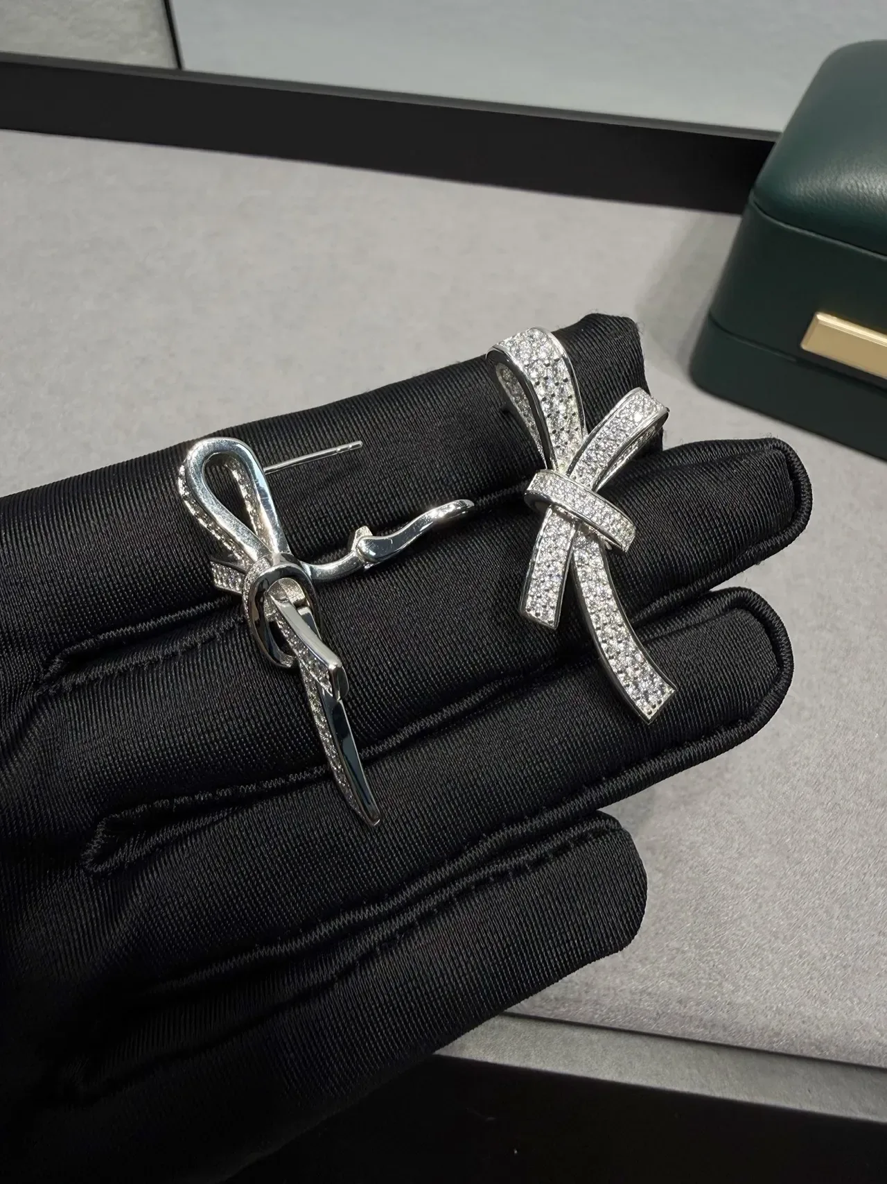 Boucles d'oreilles entrelacées en forme de nœud à sertissage pavé ton argent 6