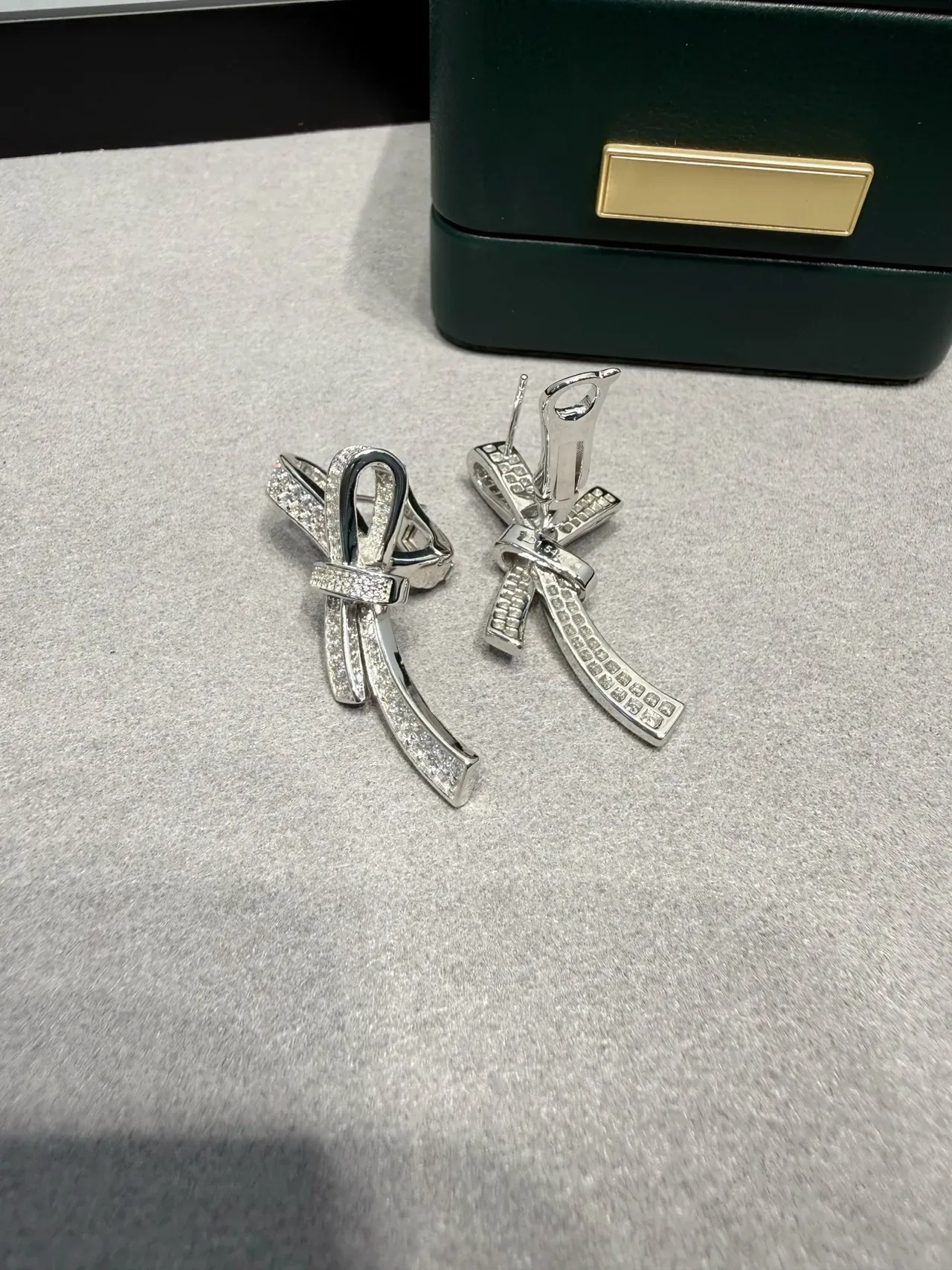 Boucles d'oreilles entrelacées en forme de nœud à sertissage pavé ton argent 8