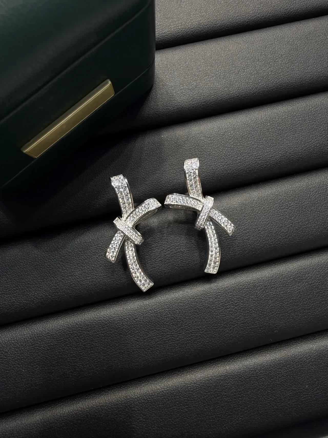 Boucles d'oreilles entrelacées en forme de nœud à sertissage pavé ton argent 9