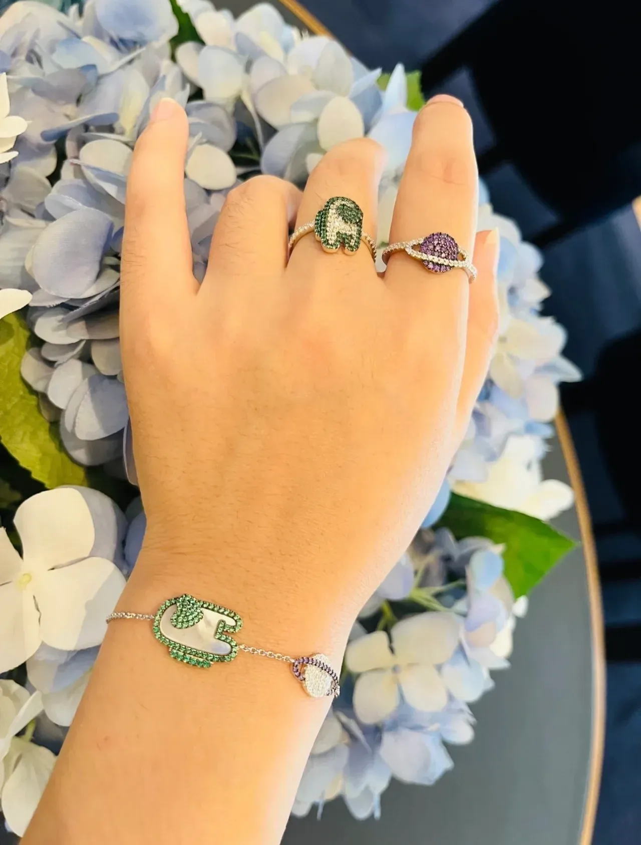 Pavé-Set Green and White Gemstone Heart Motif Ring 2
