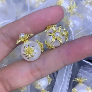 Brincos Stud com motivo floral de pérola e dourado