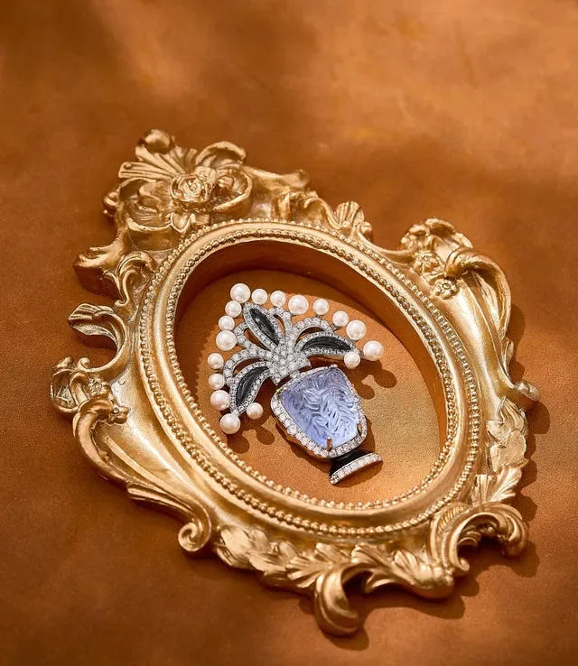 Broche Roxo e Branco Esculpido com Pedra Lavanda e Pérola Halo 3