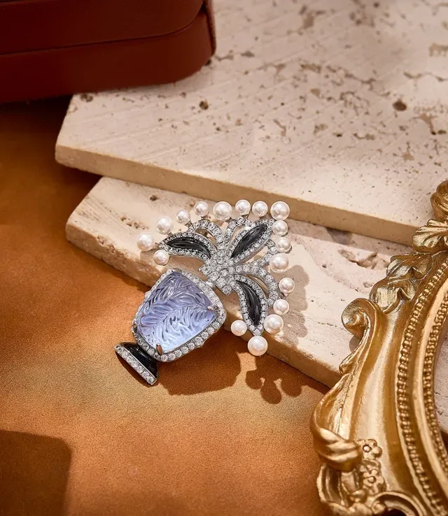 Broche Roxo e Branco Esculpido com Pedra Lavanda e Pérola Halo 4