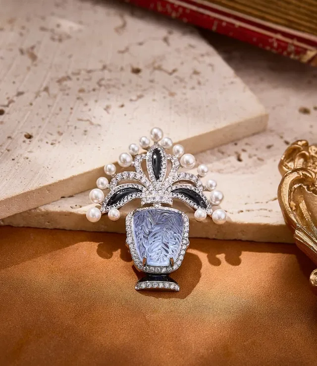 Broche Roxo e Branco Esculpido com Pedra Lavanda e Pérola Halo 6