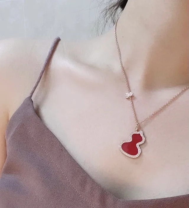 Qeelin Bo Bo हृदय लाल इनेमेल गुलाबी सोने का हार 10