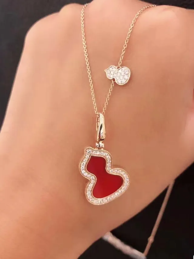 Qeelin Bo Bo हृदय लाल इनेमेल गुलाबी सोने का हार 11