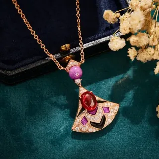 Collier avec pendentif en forme d'éventail de gemmes cabochon rouge et violet