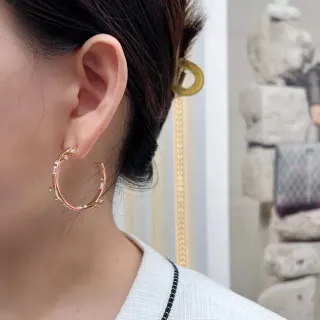 Brincos de aro de ouro rosa com cristais