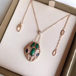 Colar com pingente de malaquita e cristal em caparazon de tartaruga de ouro rosa