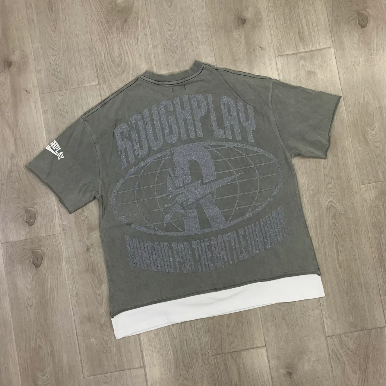 Camiseta ROUGH Rough Play estampa gráfica cinza oliva 5