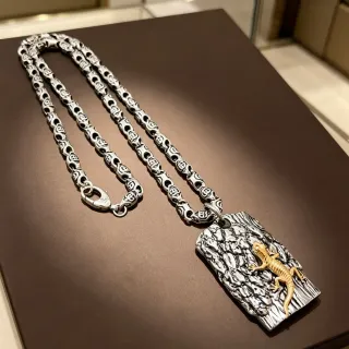 Collier pendentif lézard argent et or sur écorce texturée