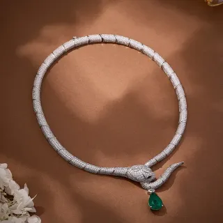 Collier argent motif serpent vert pavé-set