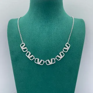 Collier à maillons de ton argenté avec cristaux pavé géométriques