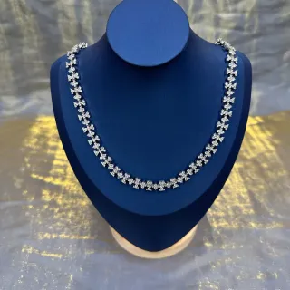 Colar com motivo floral pavé em cristal ton prata