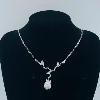 Collier avec pendentif de vigne florale en ton argenté