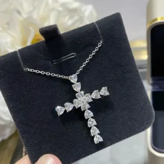 Collier avec pendentif en argent blanc en forme de croix et pierres taillées en forme de cœur