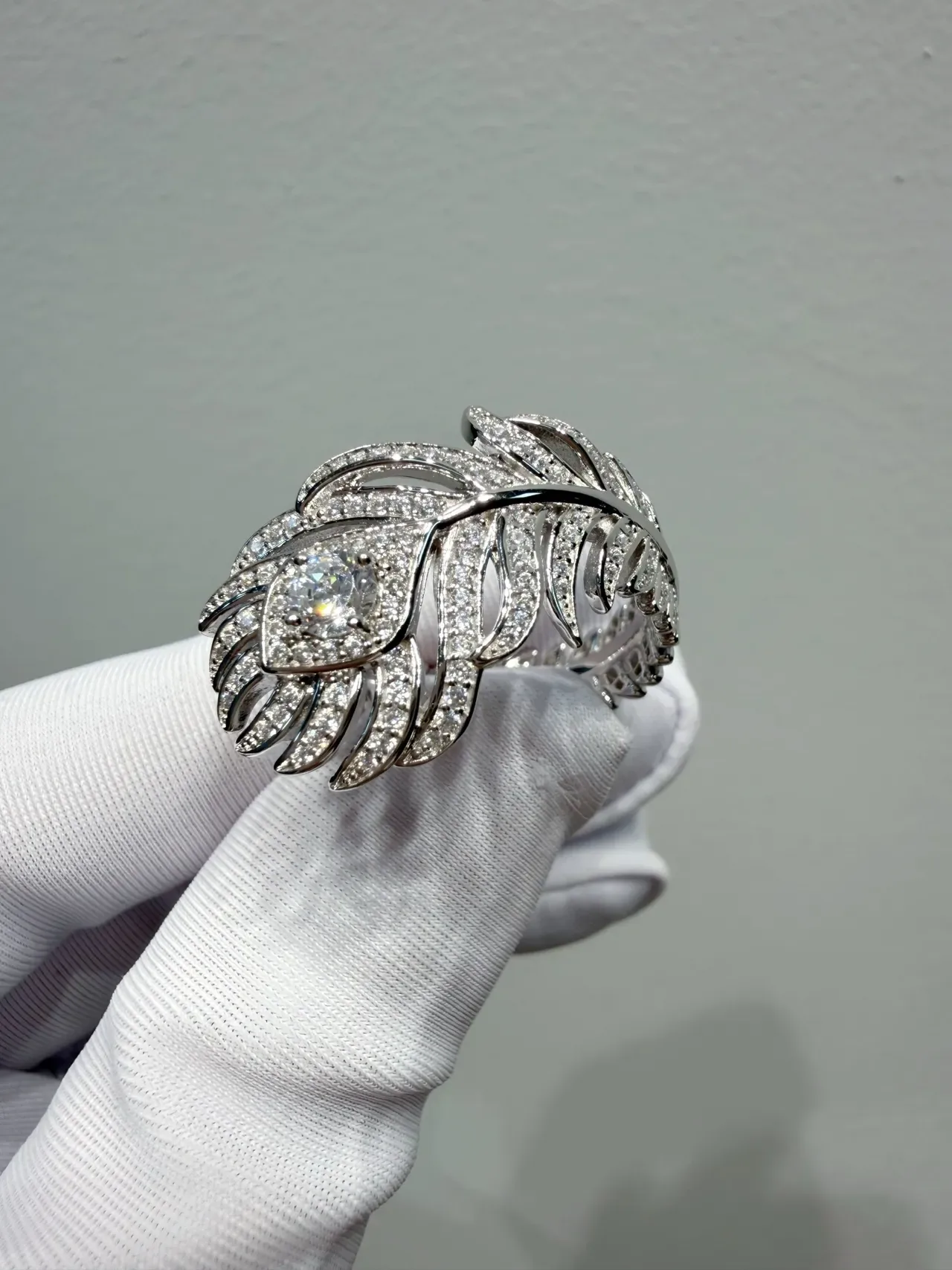 Bague argentée blanche en forme de plume avec cristaux pavés 2