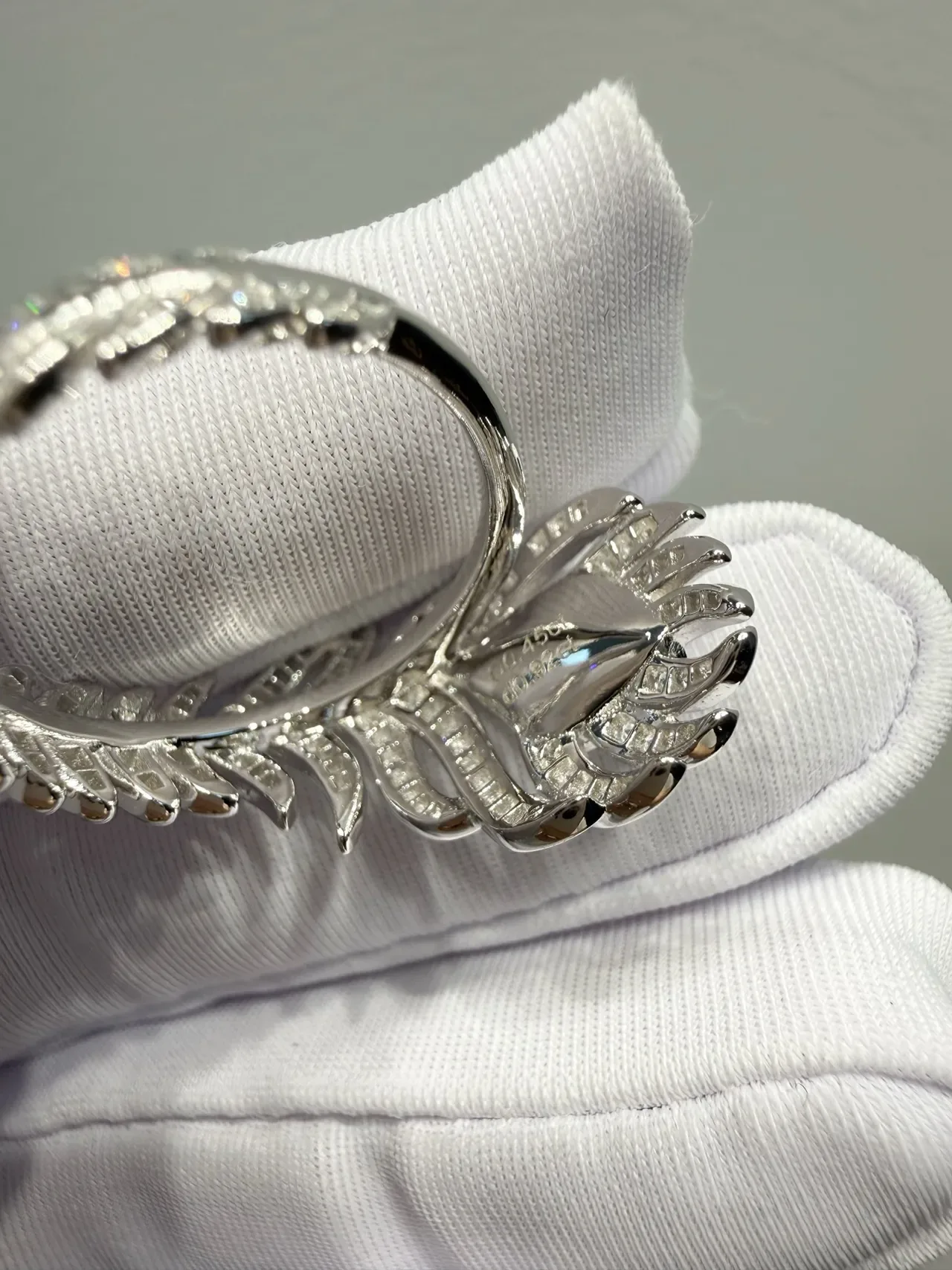 Bague argentée blanche en forme de plume avec cristaux pavés 3