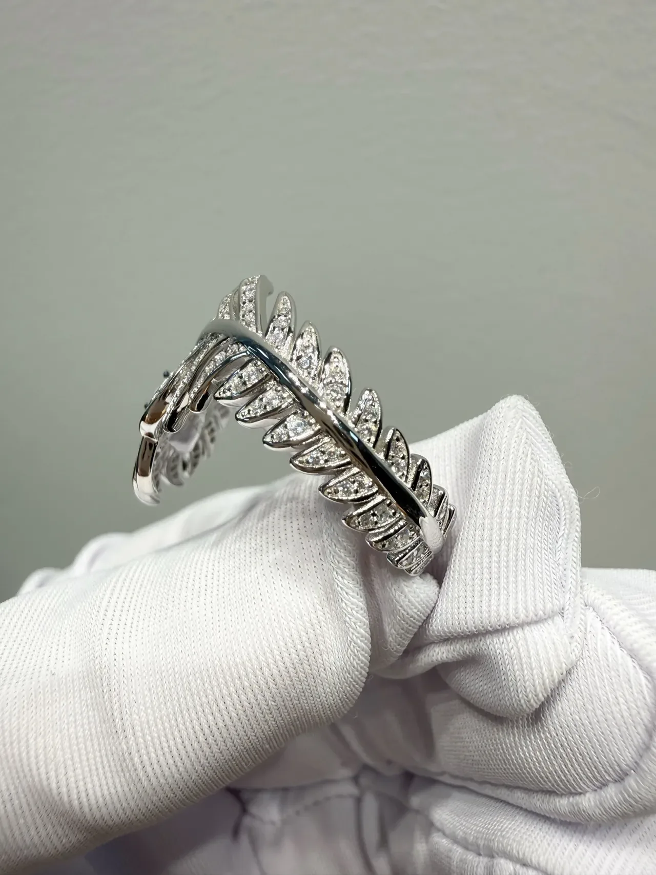 Bague argentée blanche en forme de plume avec cristaux pavés 4