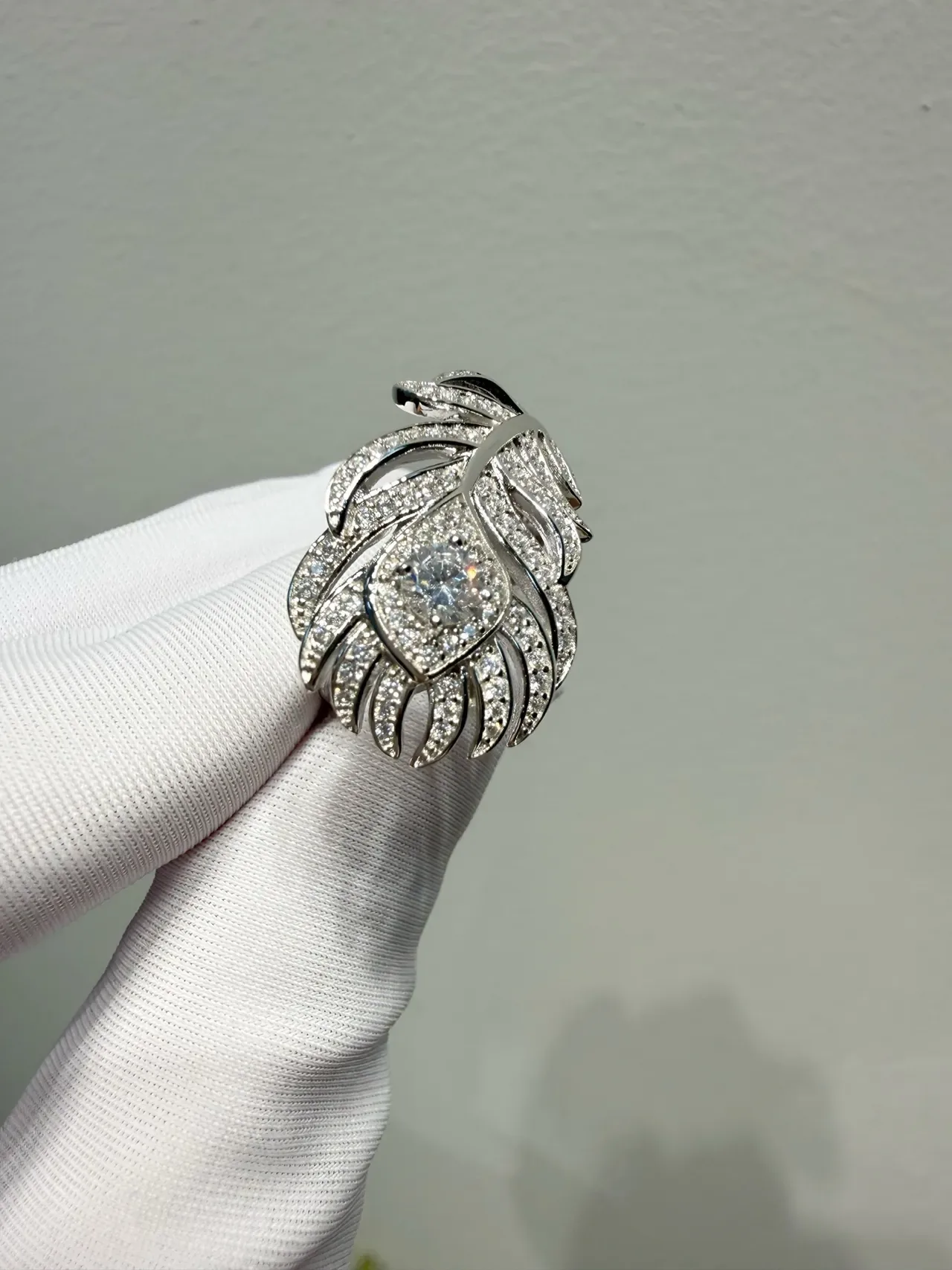 Bague argentée blanche en forme de plume avec cristaux pavés 5