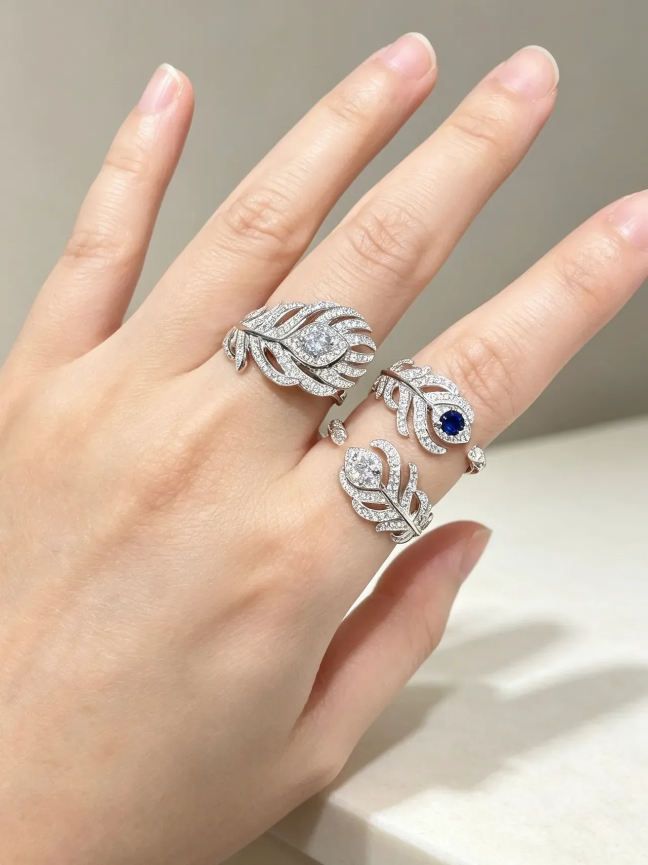 Bague argentée blanche en forme de plume avec cristaux pavés 6
