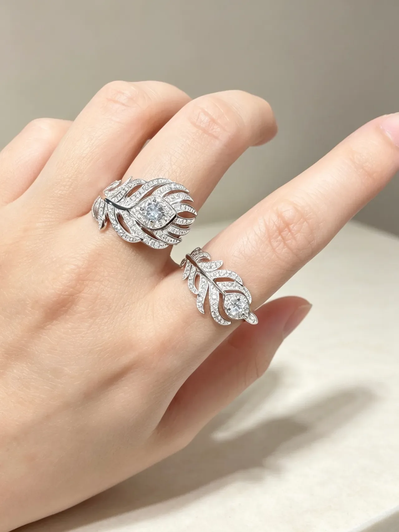 Bague argentée blanche en forme de plume avec cristaux pavés 7
