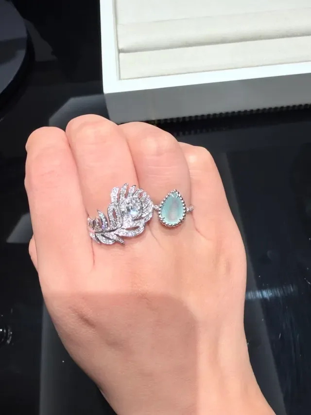 Bague argentée blanche en forme de plume avec cristaux pavés 8