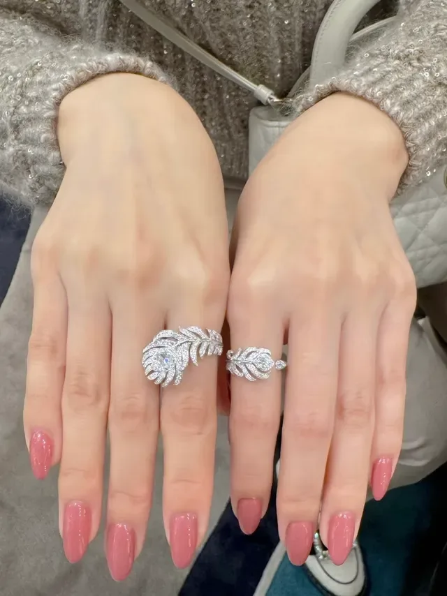 Bague argentée blanche en forme de plume avec cristaux pavés 9