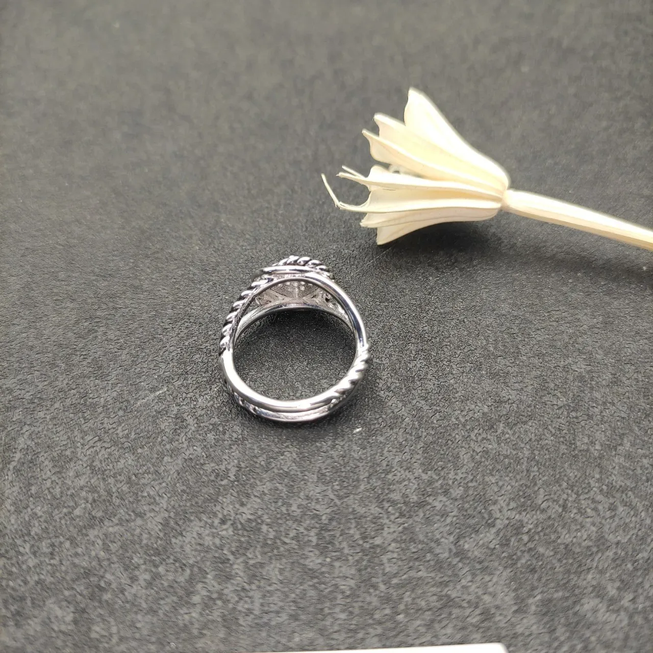 Silver White Pavé-Set Square Face Twisted Rope-Style Band Ring 7