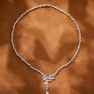 Collier argent blanc col en V pendentif floral pierres marquise et rondes brillantes
