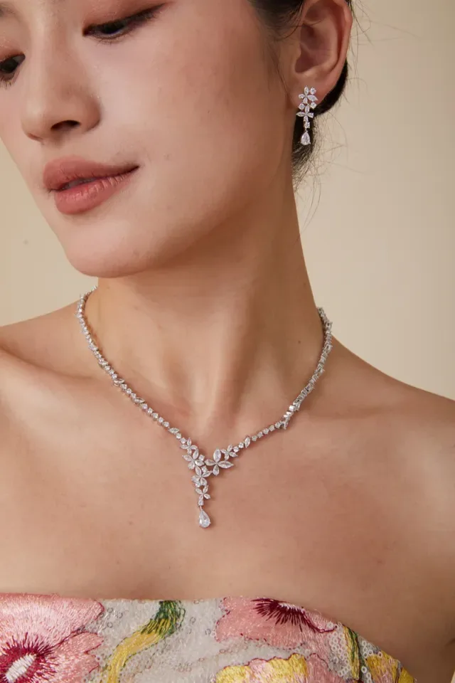 Silver White V-Neck Floral Pendant Marquise And Round Brilliant-Cut Stones Necklace 3