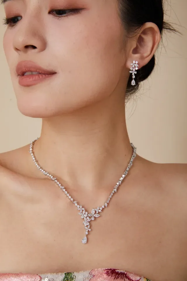 Silver White V-Neck Floral Pendant Marquise And Round Brilliant-Cut Stones Necklace 5