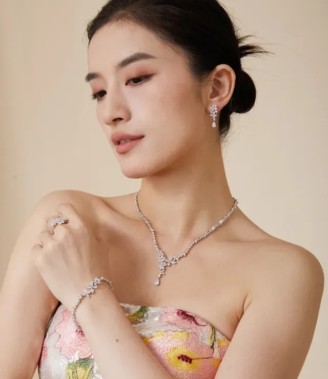 Silver White V-Neck Floral Pendant Marquise And Round Brilliant-Cut Stones Necklace 6