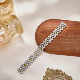 Pulsera plata y amarilla de múltiples filas con ajuste de rejilla mixta blanca y gemas