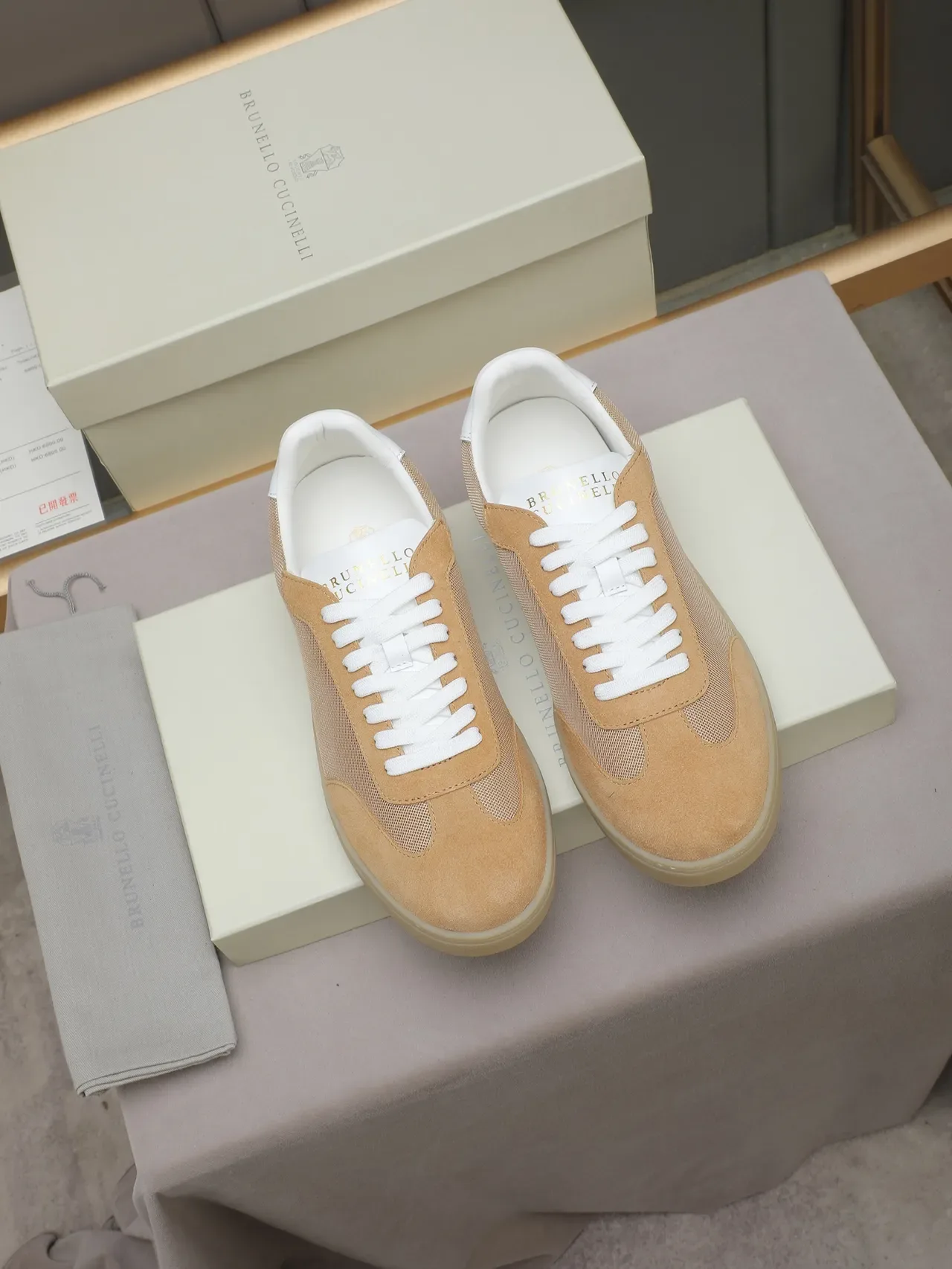 Sneaker lifestyle basse en daim et mesh, couleur tan et blanc 2