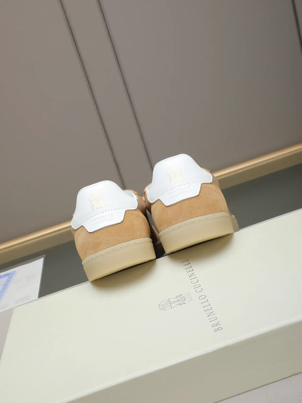 Sneaker lifestyle basse en daim et mesh, couleur tan et blanc 3