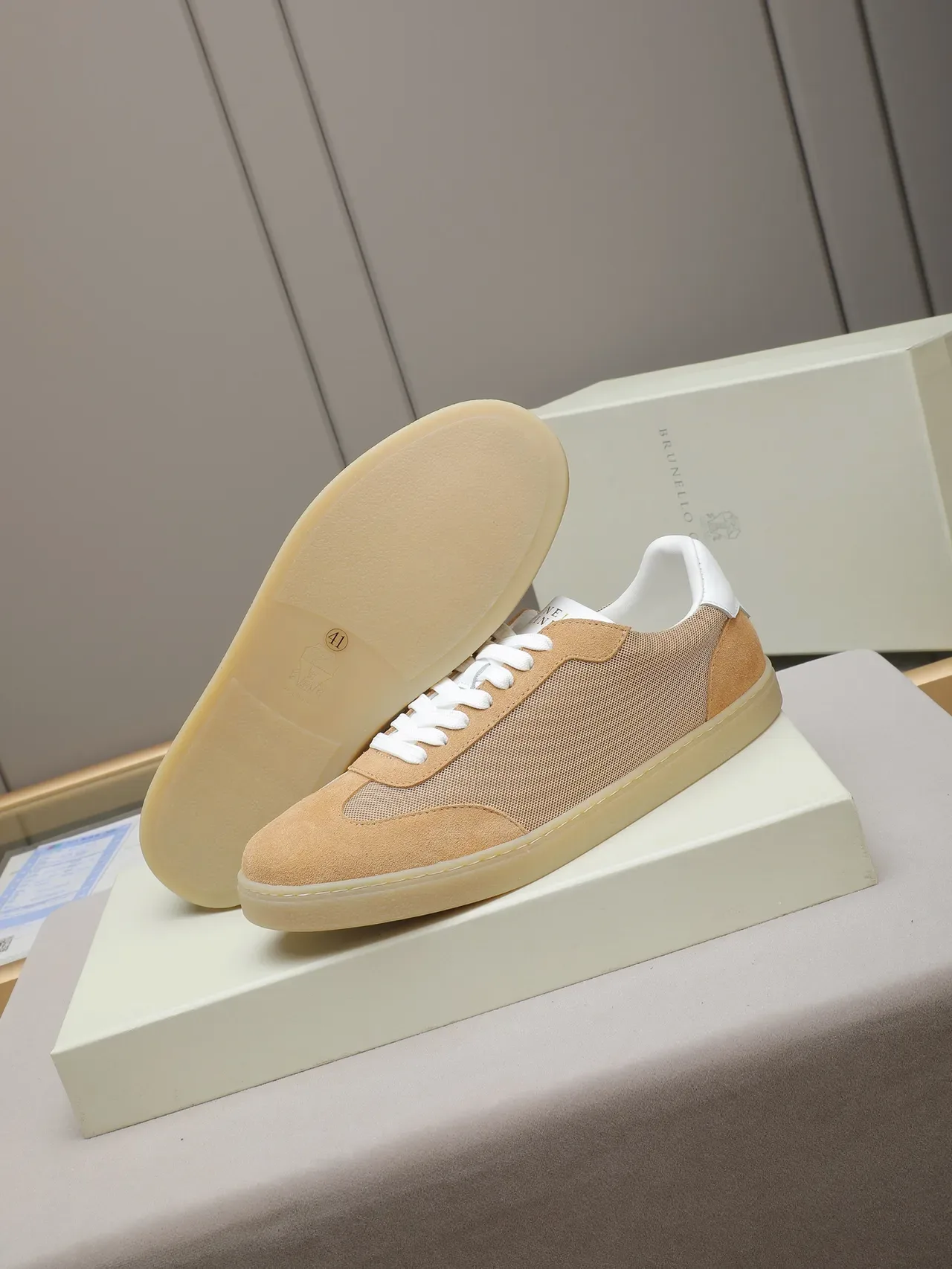 Sneaker lifestyle basse en daim et mesh, couleur tan et blanc 4