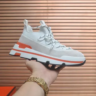 Zapatilla lifestyle de color blanco y gris con suela chunky de alto