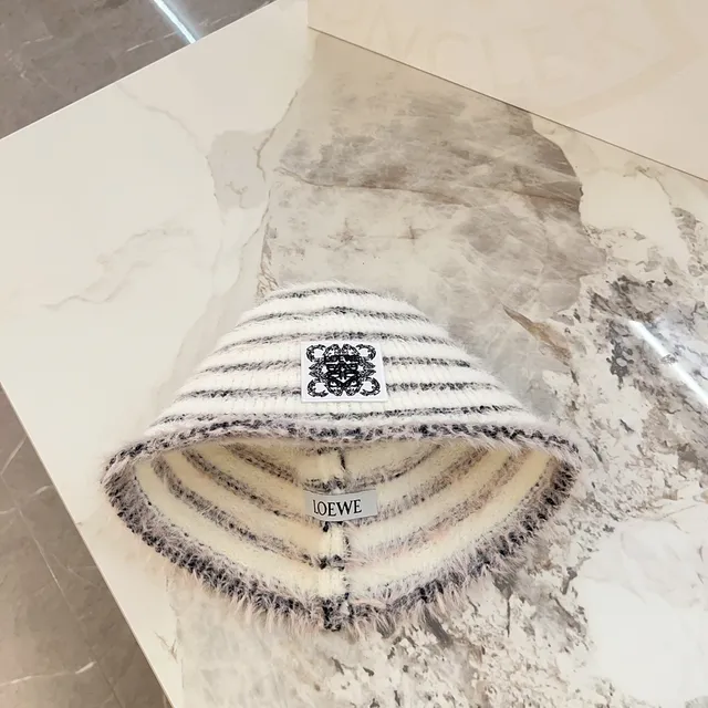 Chapéu bucket branco preto listrado fofinho de malha 2