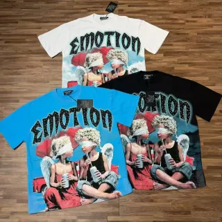 Camiseta blanca y azul de corte oversized con estampado fotográfico frontal completo