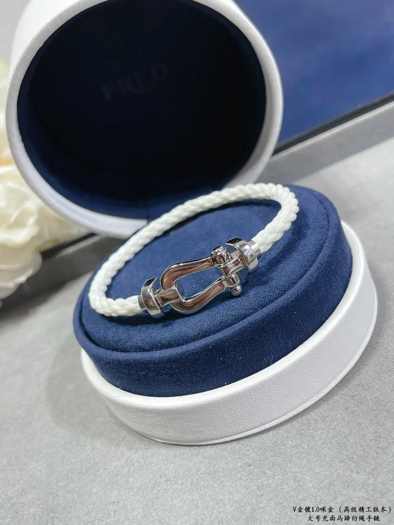 Bracelet corde tressée or blanc avec attache métallique brillante style shackle 8