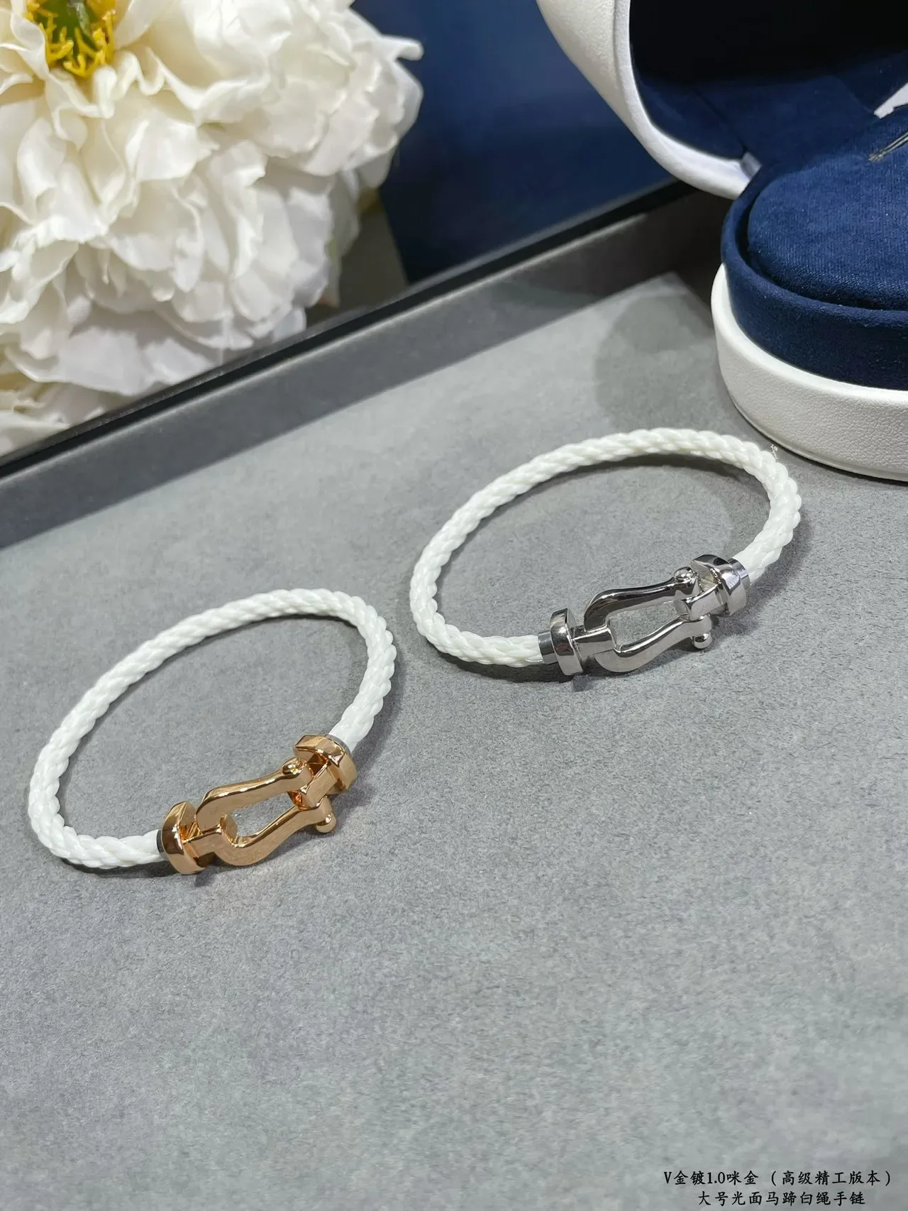 Bracelet corde tressée or blanc avec attache métallique brillante style shackle 9