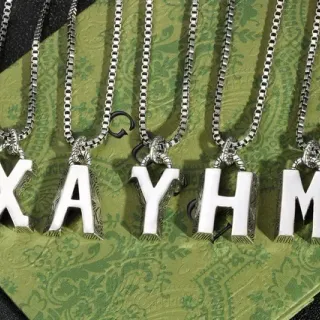 Collier avec pendentif lettres en bloc argent blanc rempli d'émail