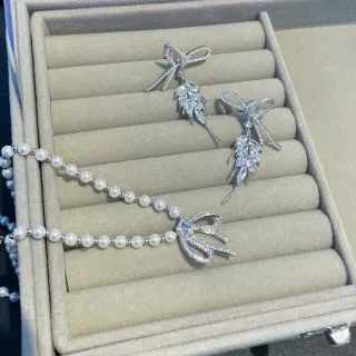 Collier de perles blanches argentées avec chaîne de perles, incrusté de cristaux et nœud