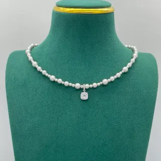 Collier de perles blanches et argentées avec perles graduées et taille ajustable